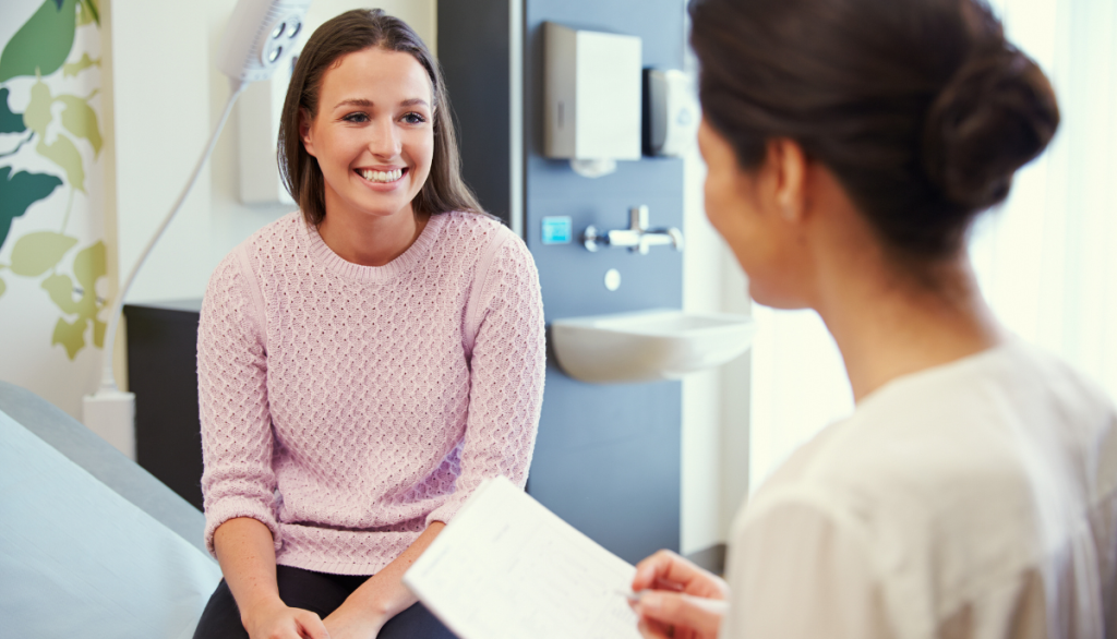 Frau beim Arzt beim Anamnesegespräch