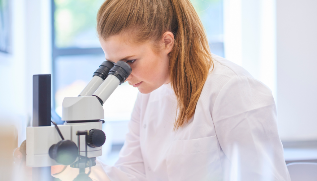 Eine Forscherin in der Medizin