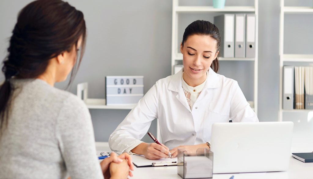 Frau bei der Ärztin in der Sprechstunde
