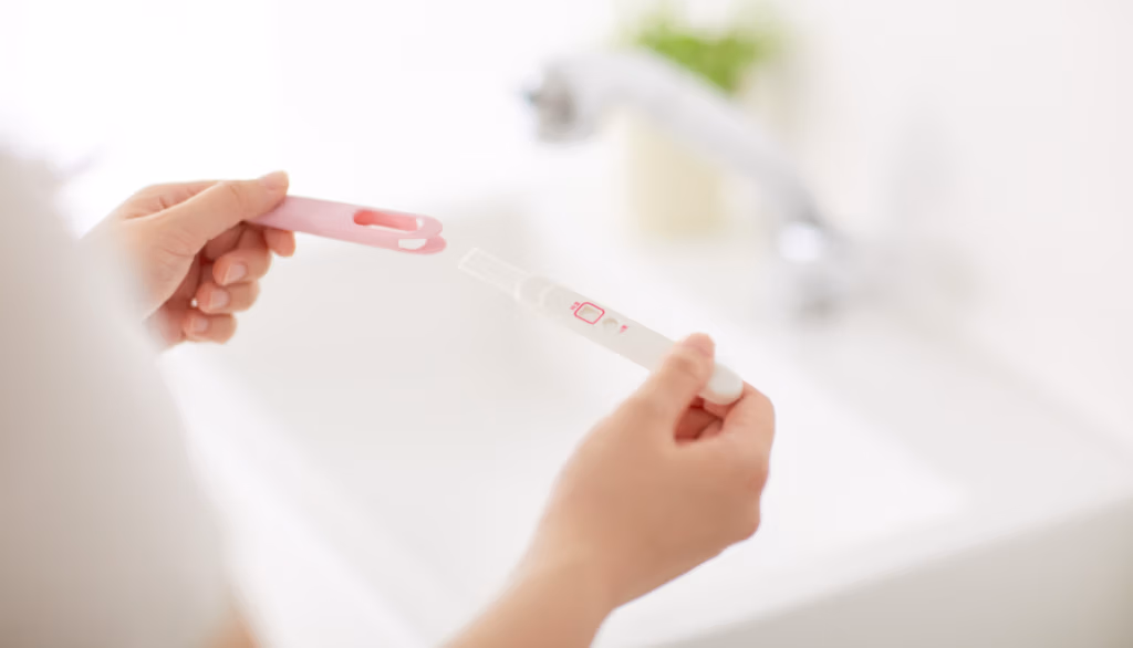 Frau mit Schwangerschaftstest in der Hand