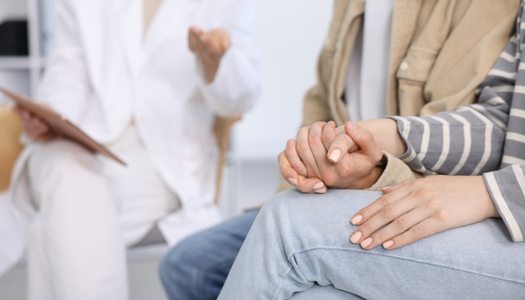 Ein Paar im Kinderwunschzentrum