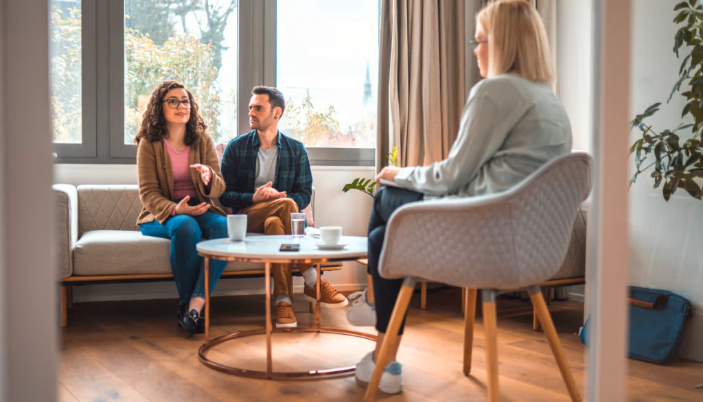 Ein junges Paar in der Paartherapie