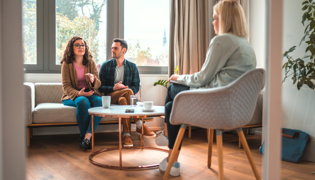 Ein junges Paar in der Paartherapie