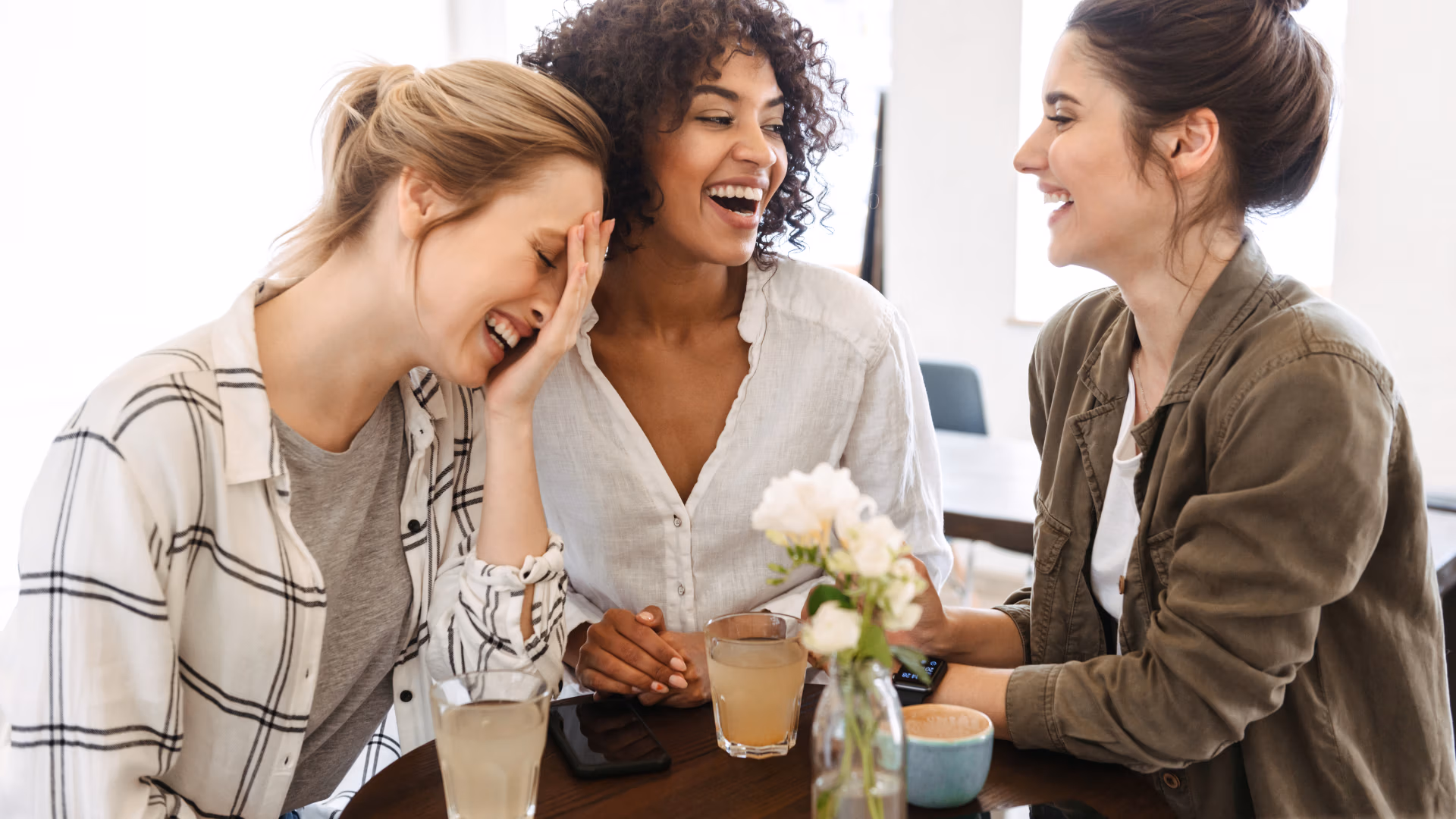 Drei Frauen die zusammen lachen