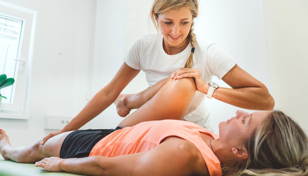 Frau bei der Beckenbodenphysio-Therapie