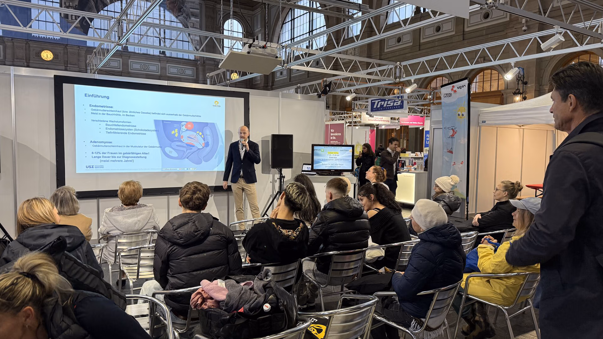 Personen bei einem Vortrag