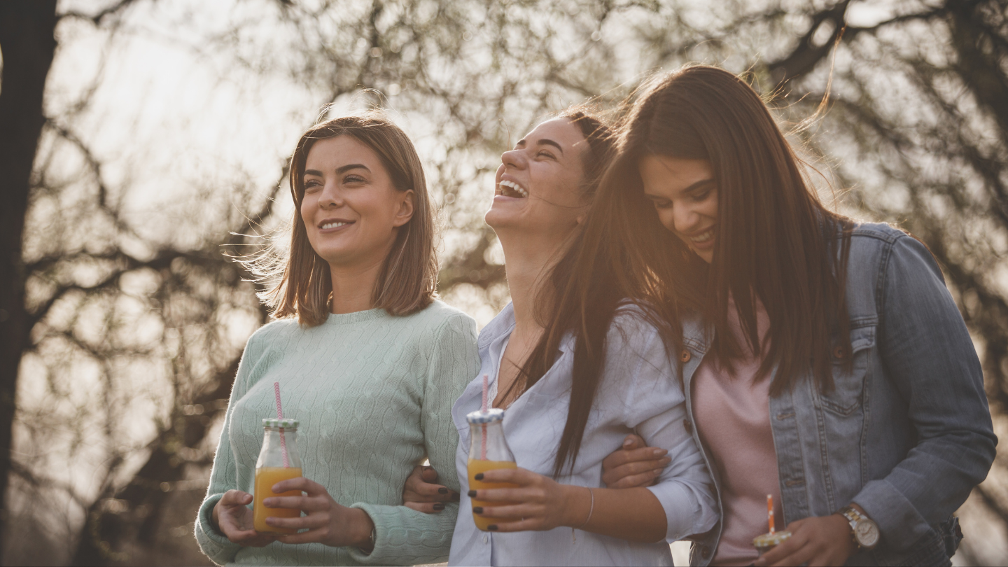 Drei Frauen tauschen sich bei einem Treffen der Endometriose-Selbsthilfegruppe aus
